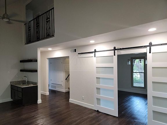 3rd image of 906 Verna Lee Blvd