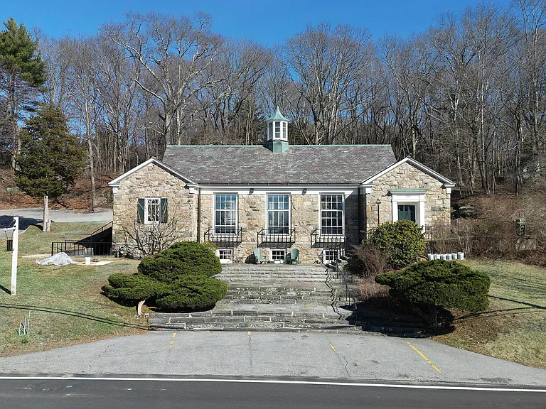 238 Highland Rd — Photo 1