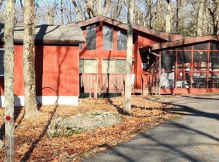 505 Maple Ridge Dr, Hawley, PA 18428