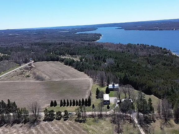 5th image of 8952 Ridge Rd