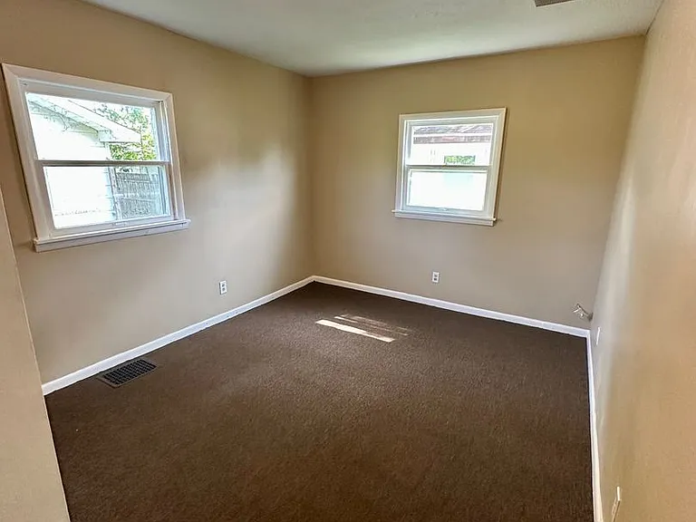 1124 W Market St — Photo 9