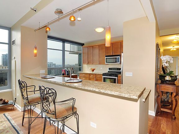 4th image of 1600 S Prairie Ave #1801
