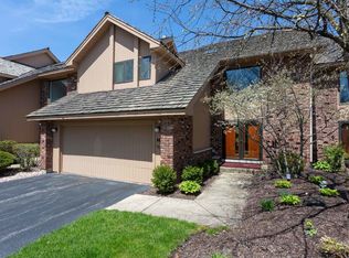 44 Oak Creek Ct, Burr Ridge, IL 60527