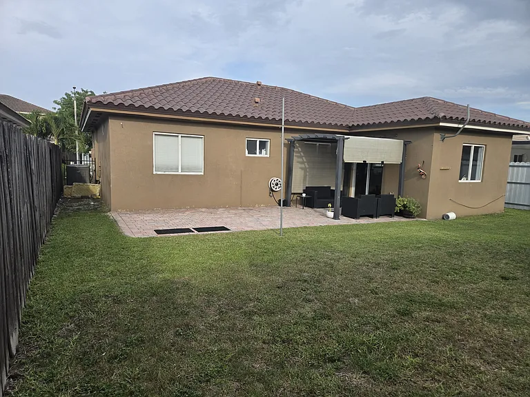 4604 SW 164th Pl #HOUSE — Photo 3
