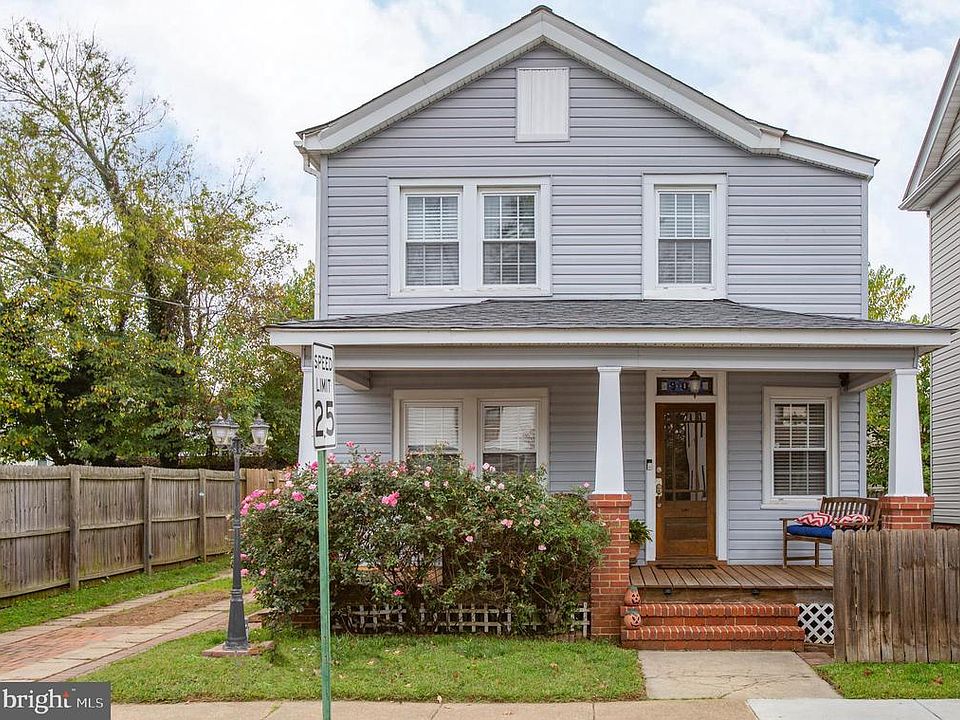 Fabulous downtown Colonial w/ off street parking!