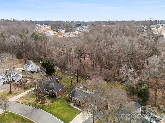 3rd image of 111 Creek Hollow Trl