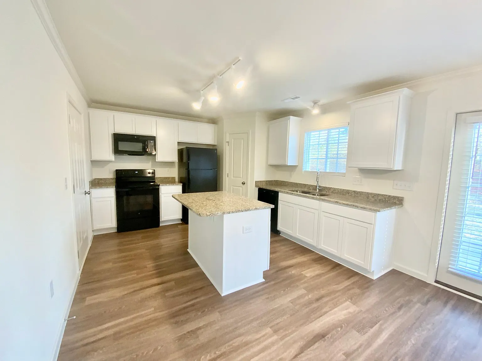 4 bed, 2.5 bath, $2,140 — Photo 4