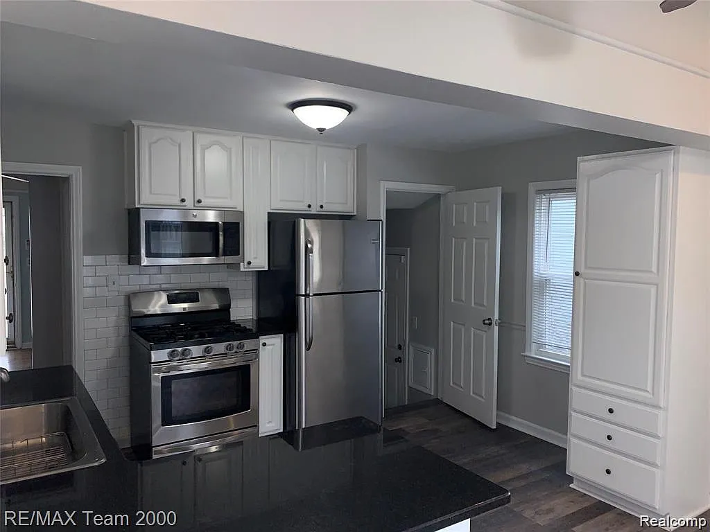3 bed, 1.5 bath, 1933 sqft, $1,800 — Photo 3