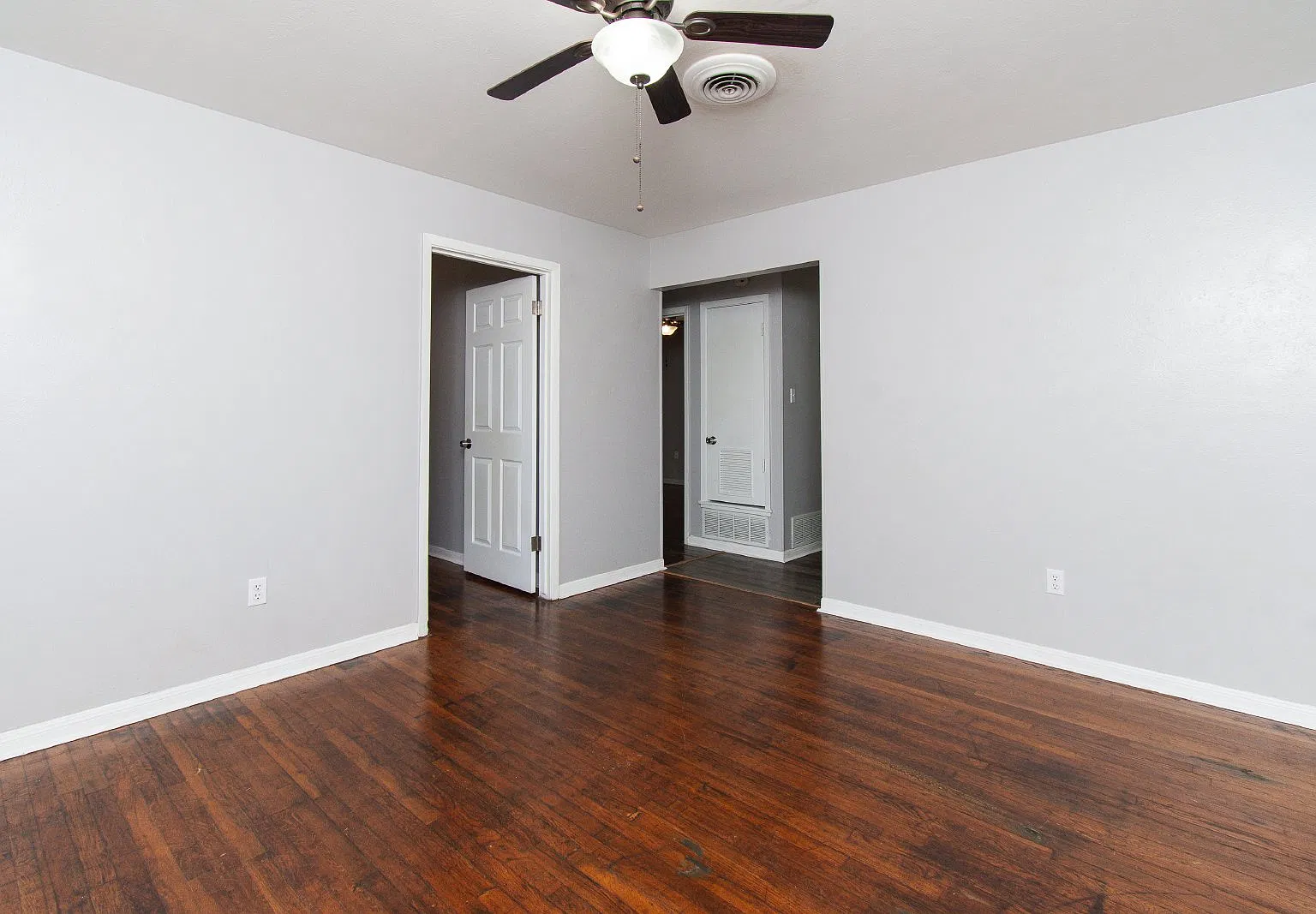 2 bed, 1.0 bath, 740 sqft, $800 — Photo 2