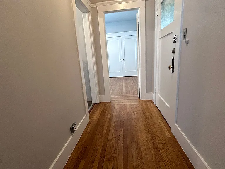 596-582-576-564- E 14th St #&-20 — Photo 6