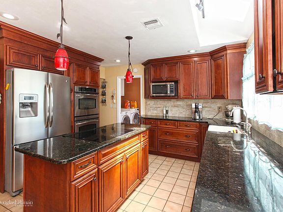5th image of 19 Ledgewood Cir