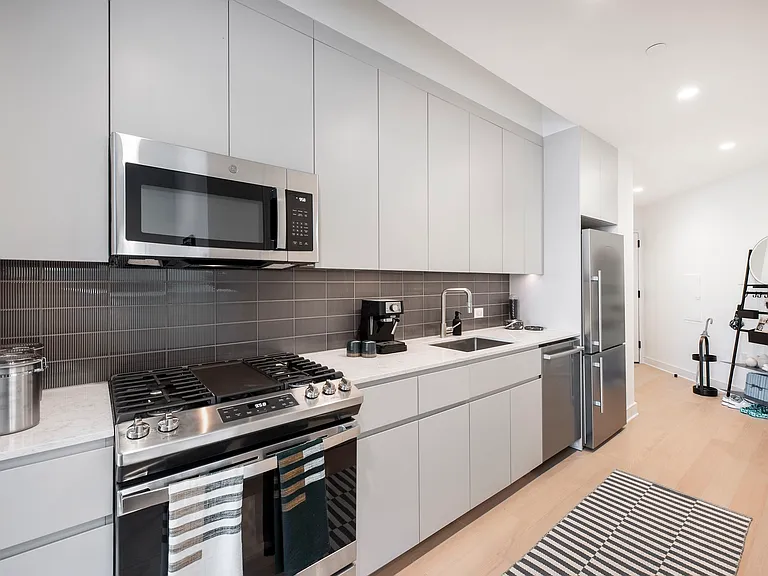 8 Court Sq #2F — Photo 4