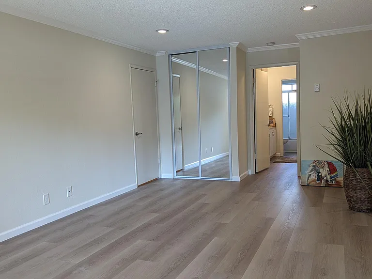 Live Oak Apartments — Photo 16
