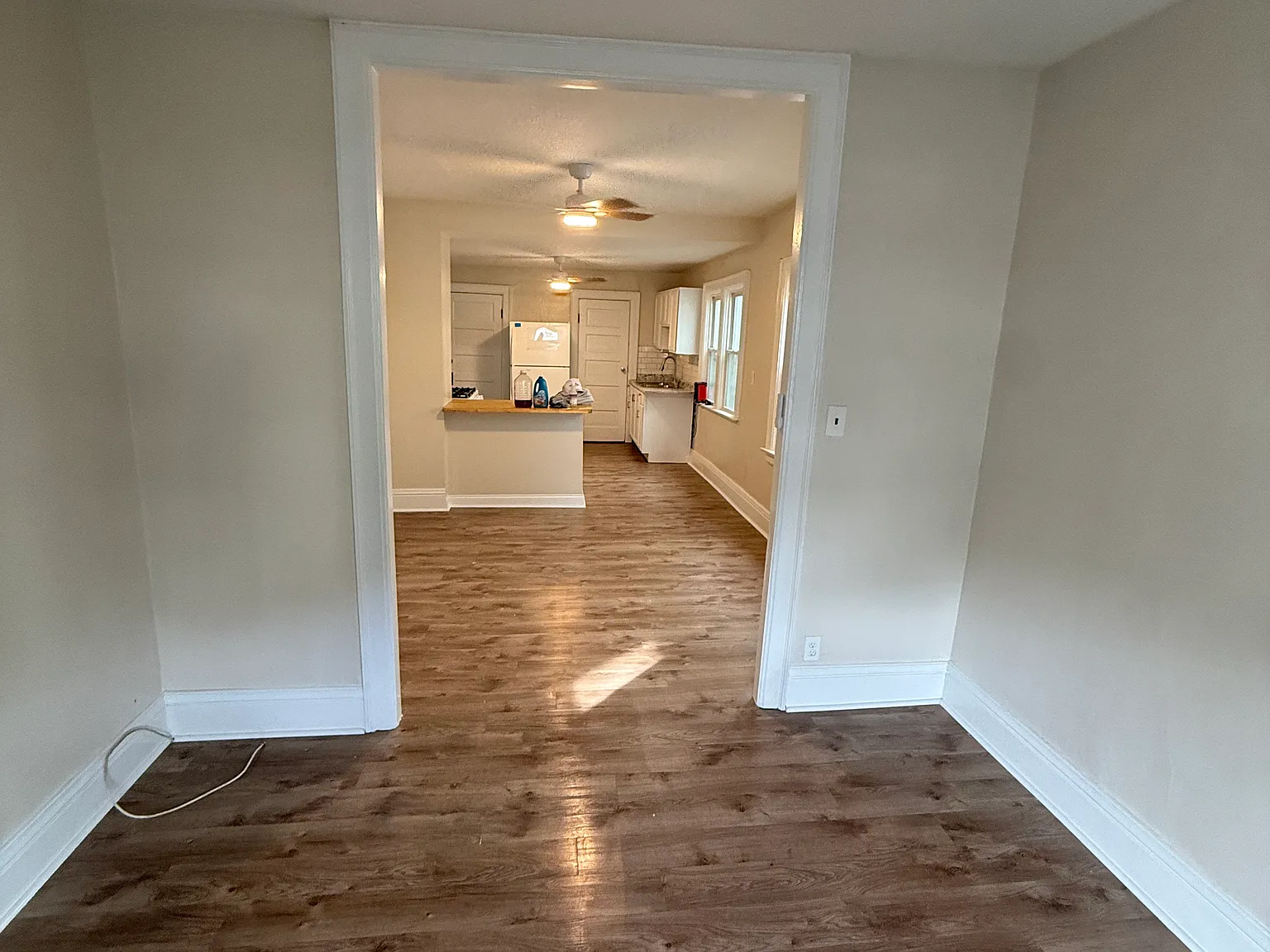 3 bed, 900 sqft, $1,300 — Photo 2