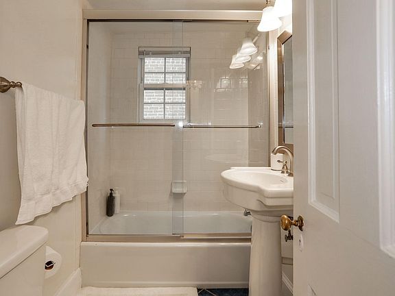 4th image of 500 Queen St