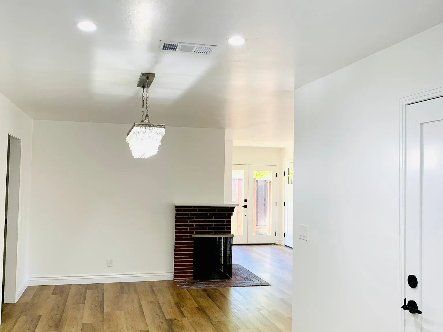 555 Hilbar Ln — Photo 3