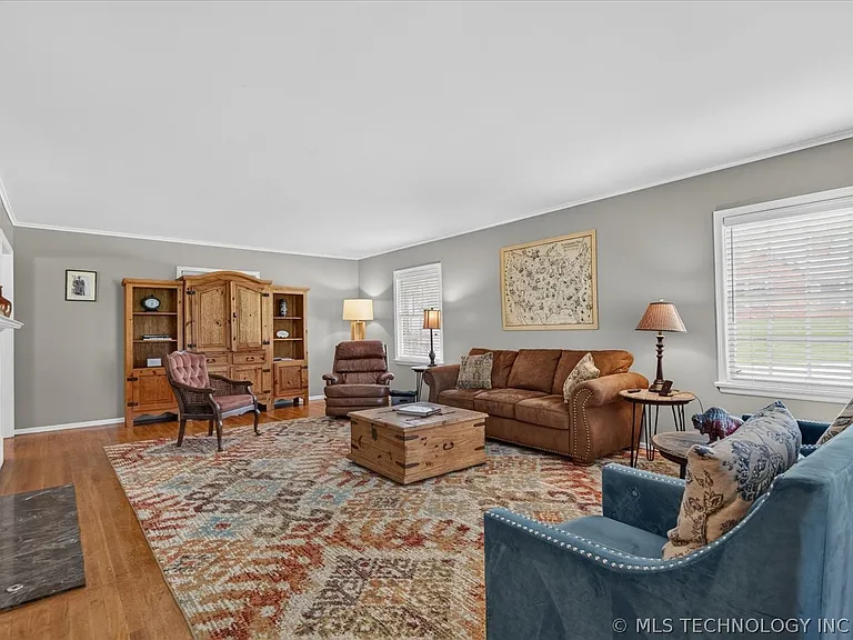 1525 Hillcrest Dr — Photo 6