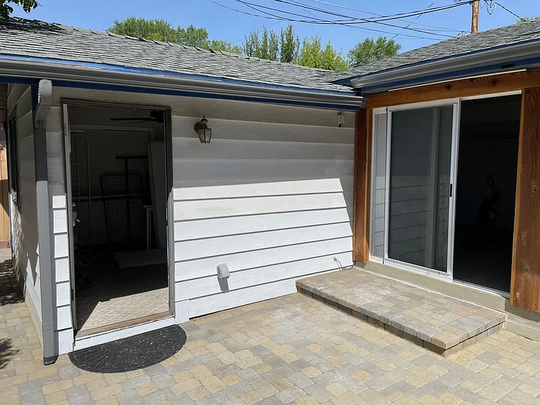 1004 S Division St — Photo 16