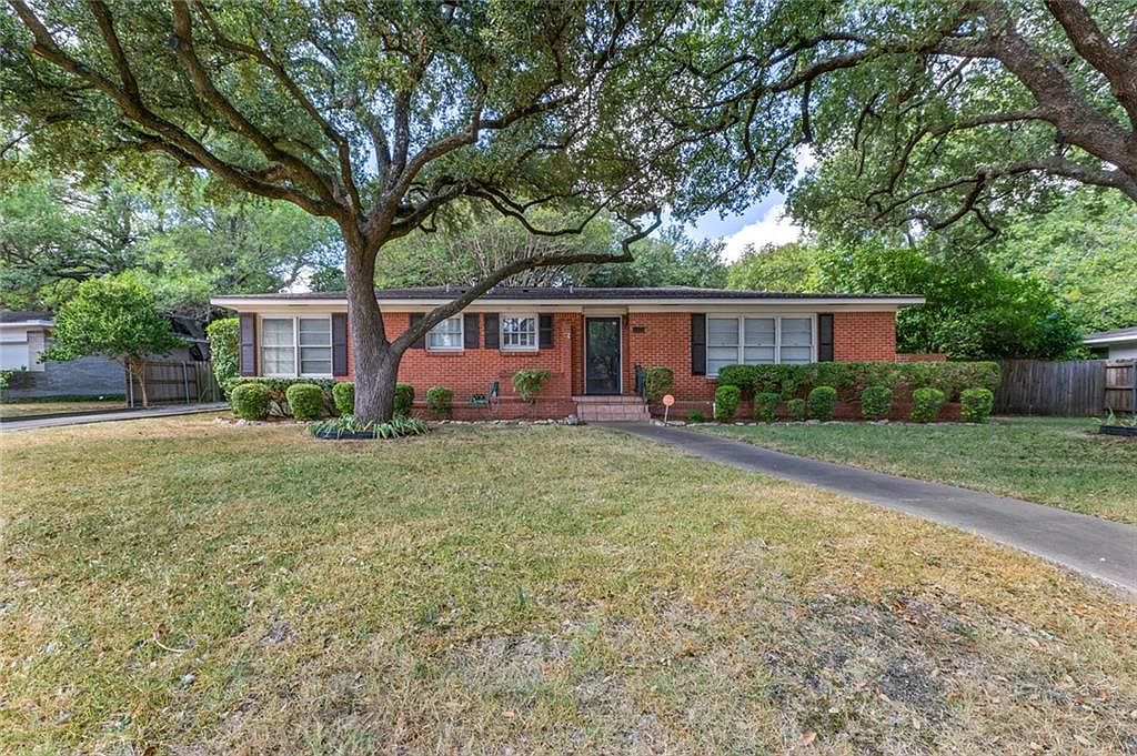 2432 Lake Air Dr, Waco, TX 76710 | Zillow