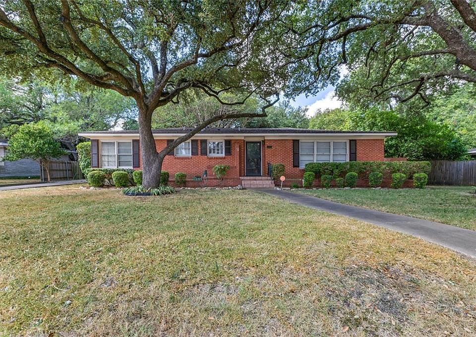 1st image of 2432 Lake Air Dr