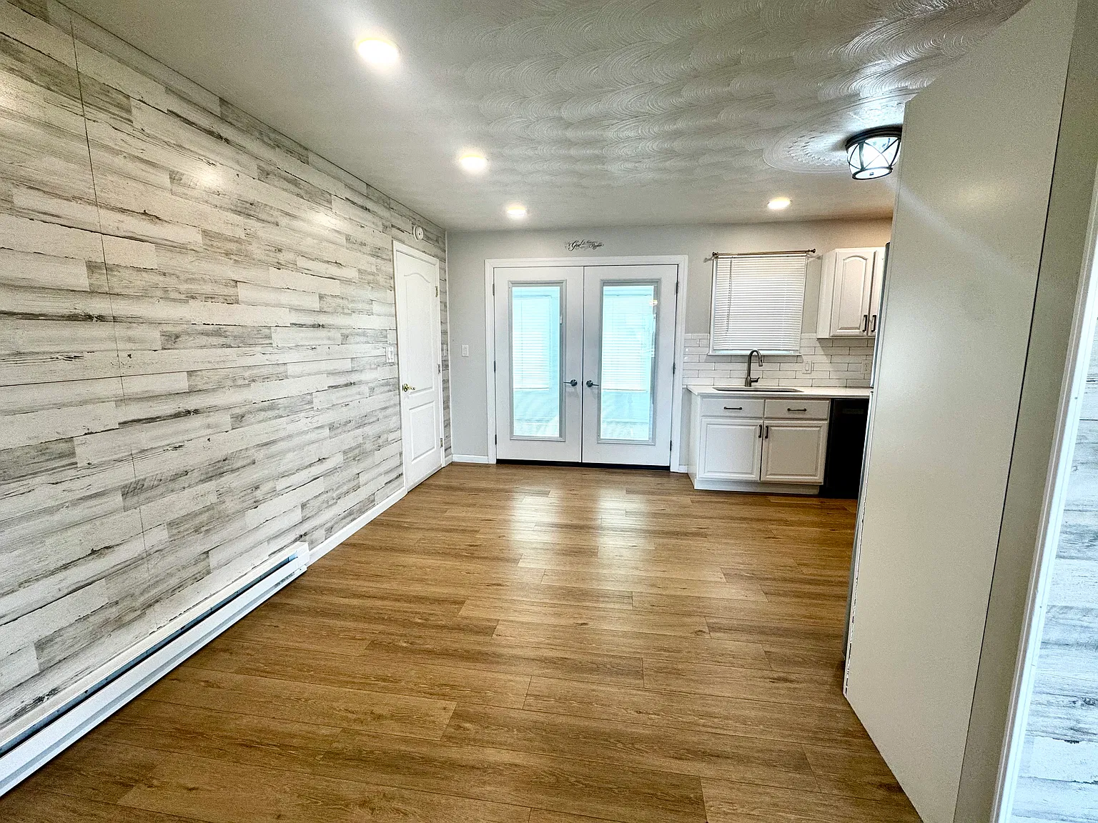 3 bed, 1555 sqft, $2,400 — Photo 4