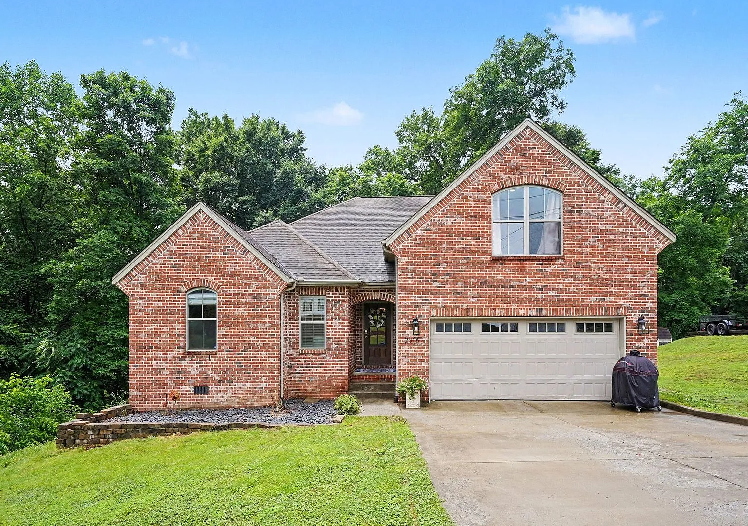 3 Bedroom 2 Bathroom Home — Photo 1