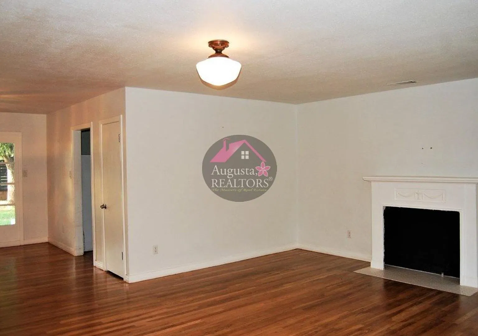 Charming and spacious home in the heart of Sweetwater! — Photo 2