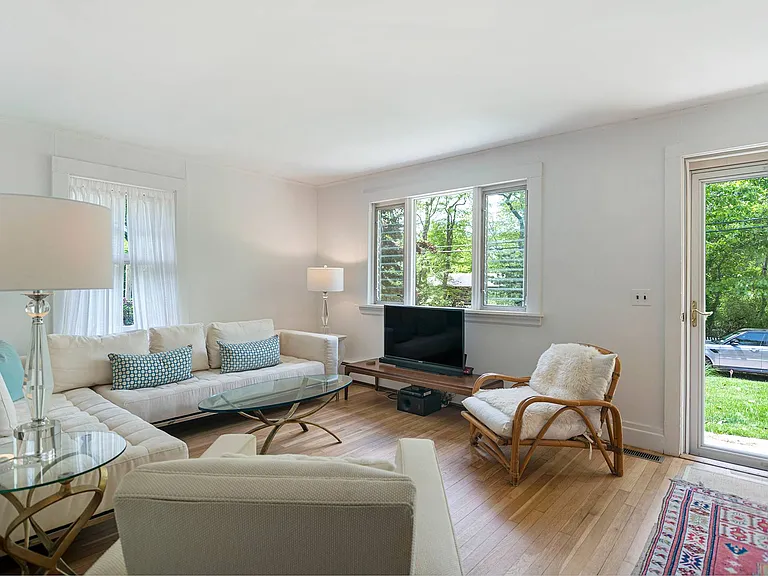150 Edgemere Dr — Photo 2