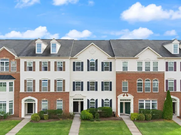 24682 Hutchinson Farm Dr, Sterling, VA 20166