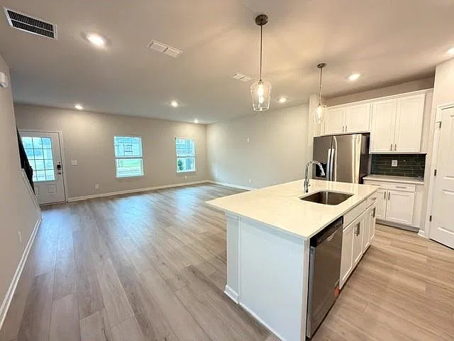 5 bed, 3.0 bath, 2433 sqft, $3,999 — Photo 4