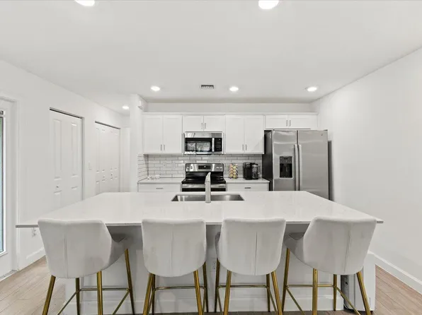 6019 Woods Edge Circle, Riviera Beach, FL 33410
