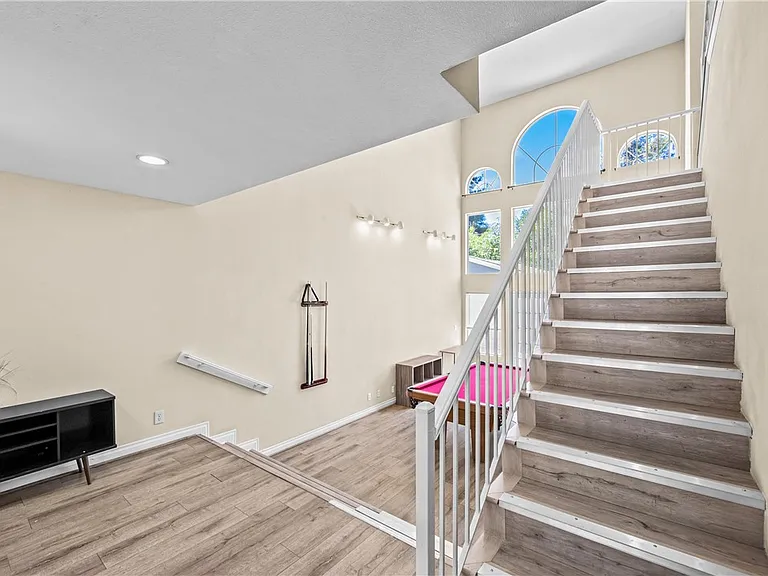542 N Waverly St — Photo 37