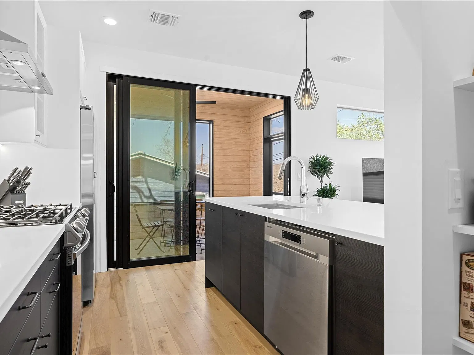 2 bed, 2.5 bath, 1004 sqft, $3,250 — Photo 4