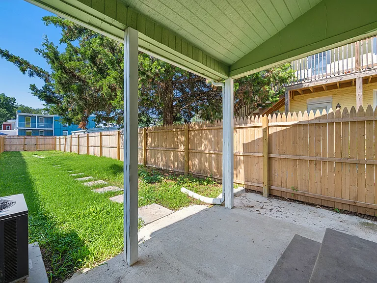 138 E South St — Photo 10