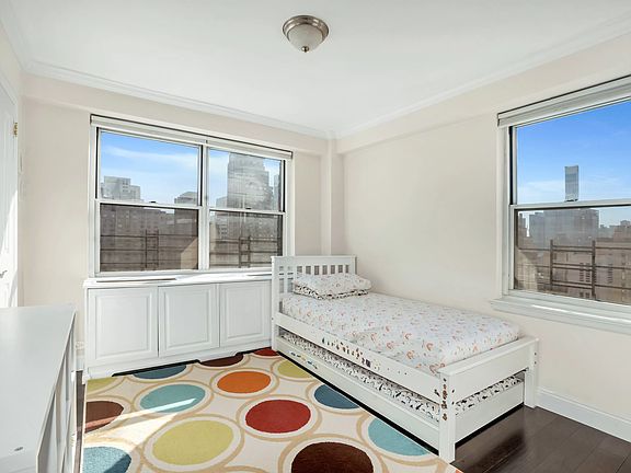 4th image of 300 E 71st St APT 19R