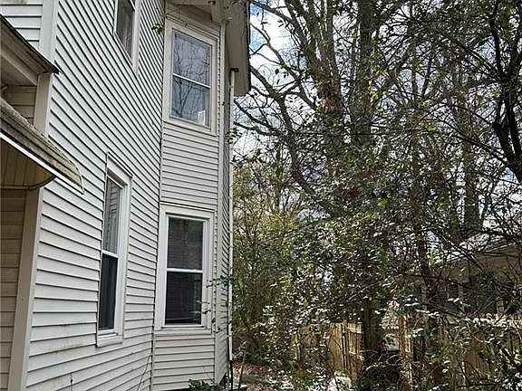 4th image of 902 Douglas St