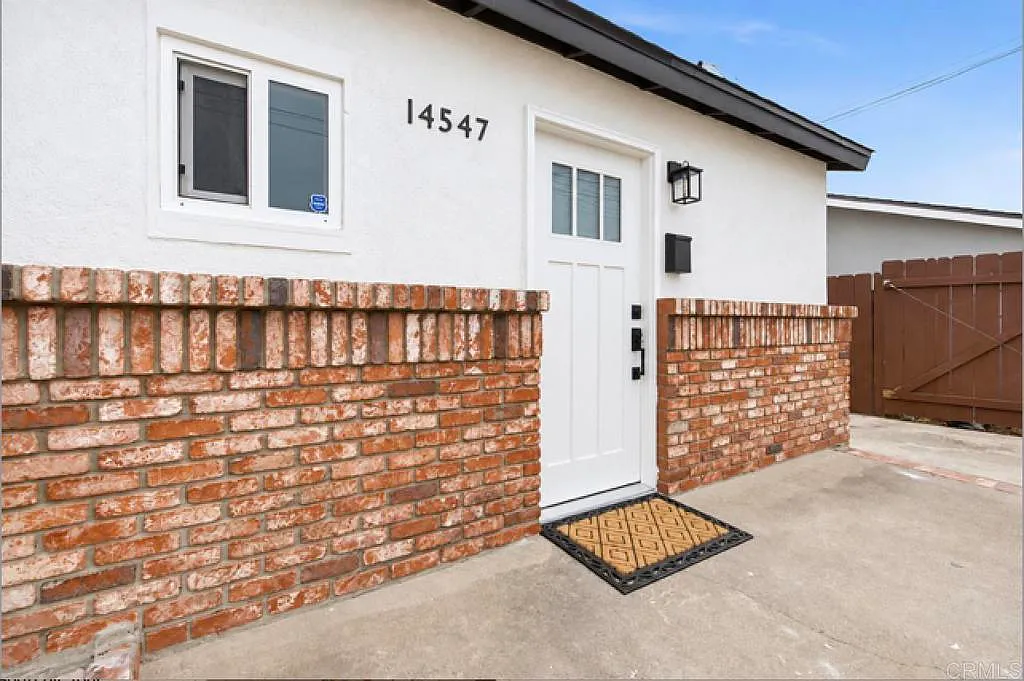1 bed, 420 sqft, $2,400 — Photo 1