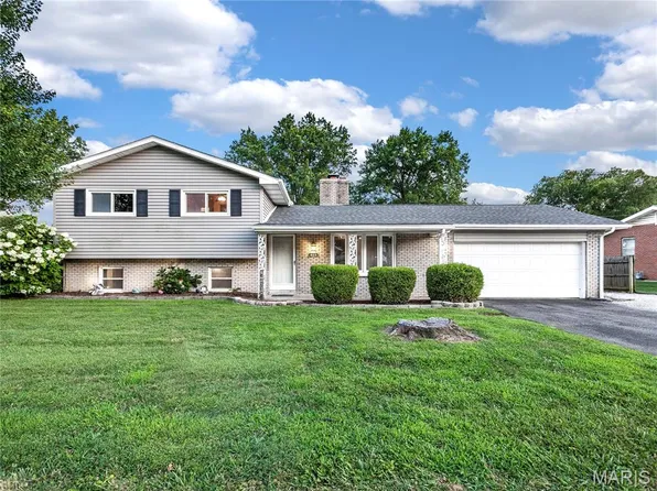 210 Pleasant Ridge Rd, Fairview Heights, IL 62208