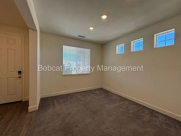 1097 Dapple Dr — Photo 4