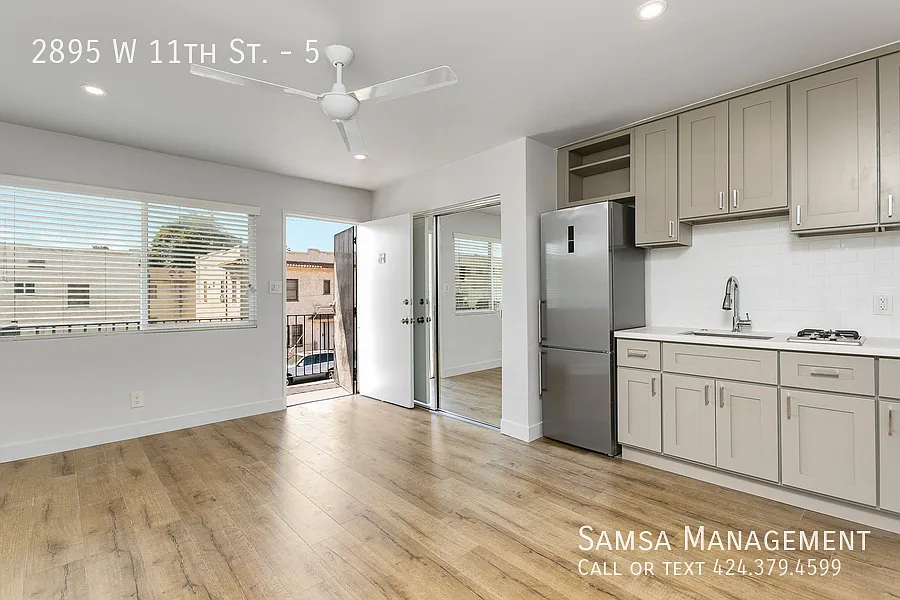 Cozy 1bd/1ba with Parking in Koreatown! (2895-5) — Photo 4
