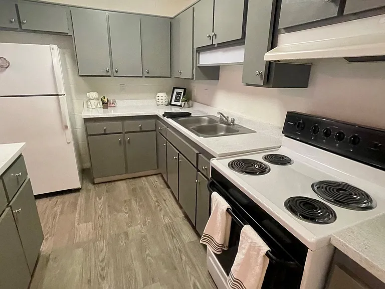 The Lowell Apartments — Photo 8
