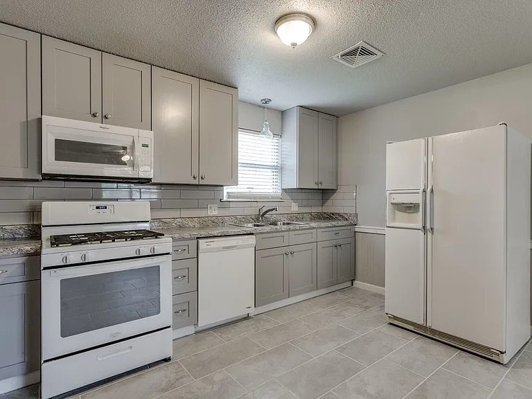 641 SW 15th St — Photo 5