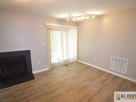3rd image of 49 Farnham Sq