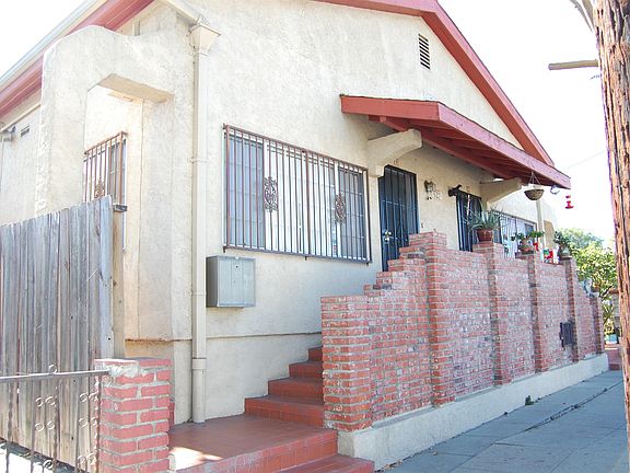 2nd image of 627 W Sepulveda St