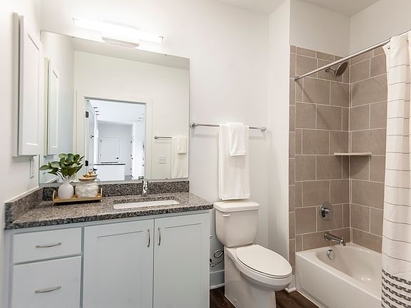 4th image of 1035 Heathercroft Cir #401