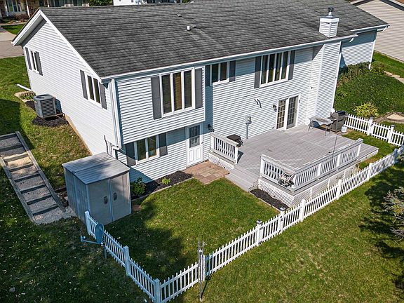 3rd image of 828 Columbia Dr