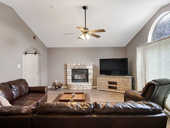 2nd image of 1015 Oakridge Dr