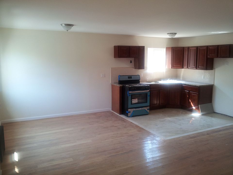 2nd image of 19525 Woodhull Ave