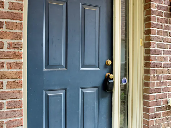 8400 Grand Trevi Dr, Louisville, KY 40228