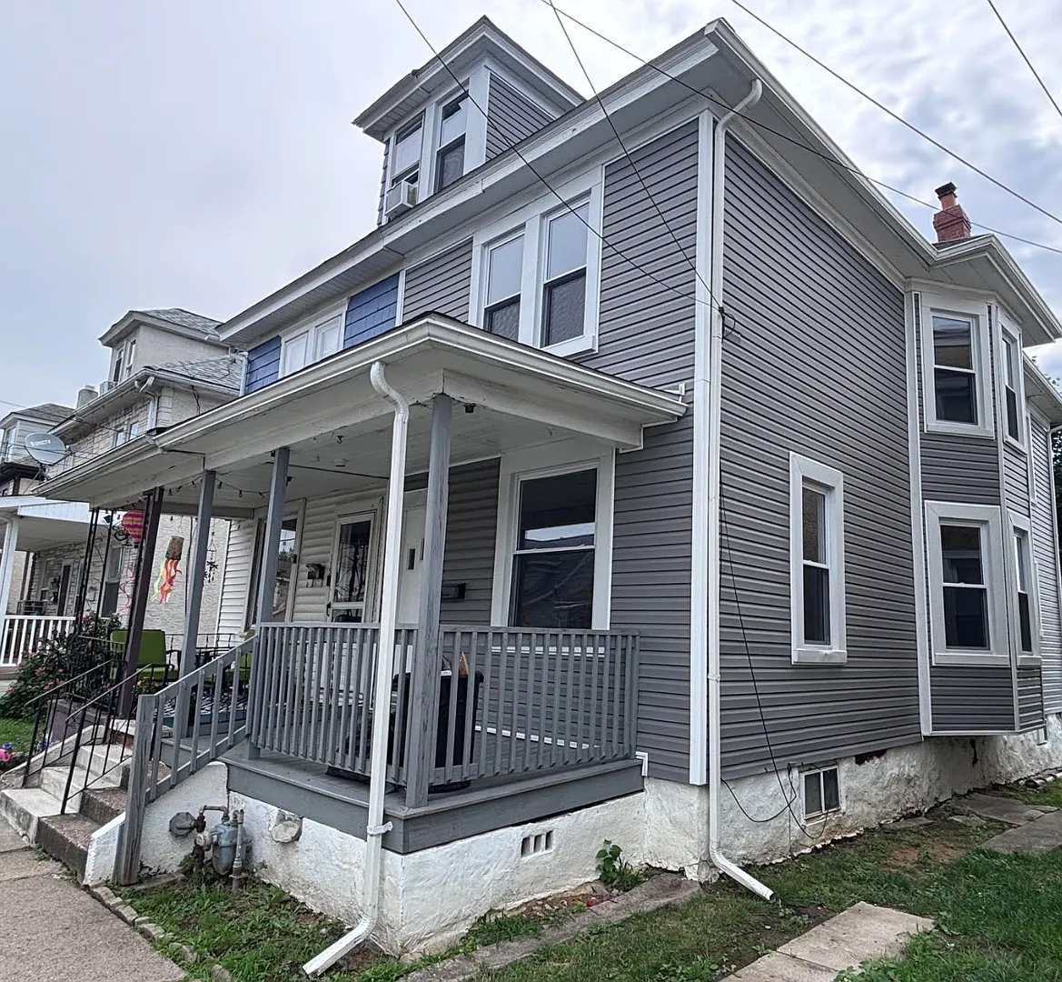 Twin home with updated kitchen, washer/dry on first floor, private back yard and porch. — Photo 1